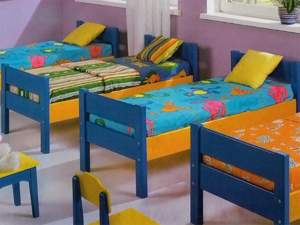 Деревянные детские кровати в дошкольном учреждении