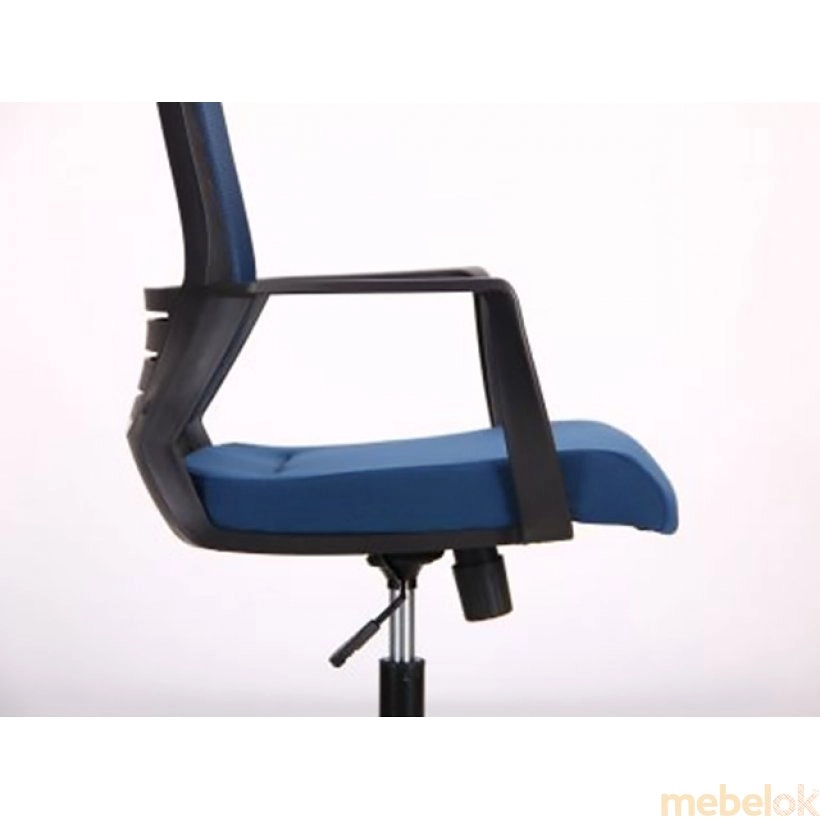 стул с видом в обстановке (Кресло Twist black синий)