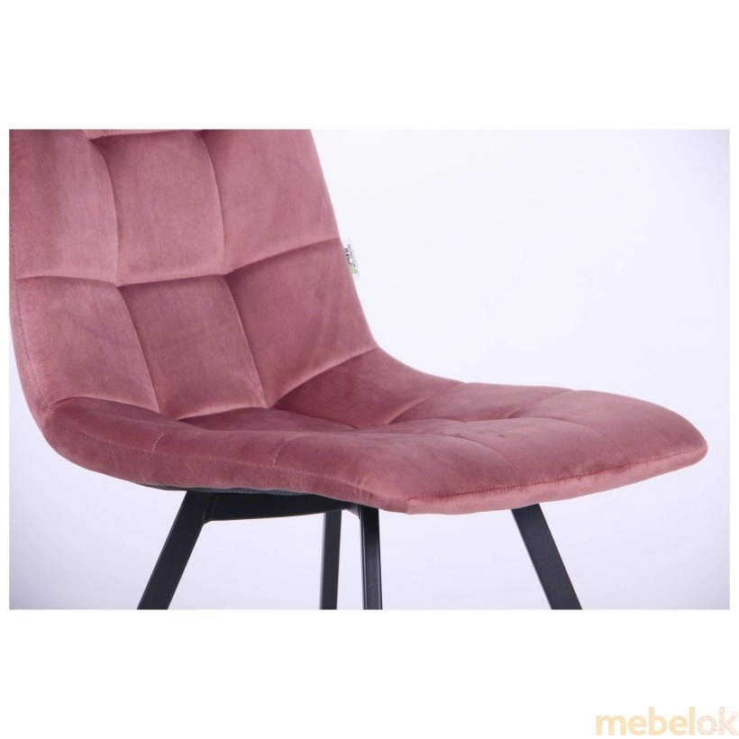стул с видом в обстановке (Стул обеденный Harlem черный/велюр розовый антик)
