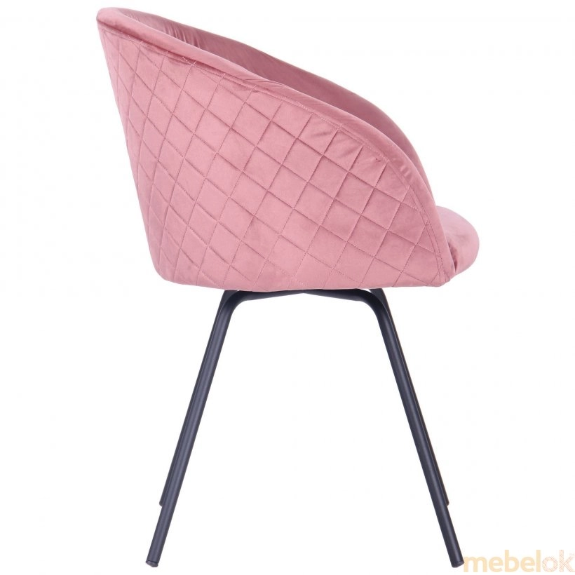 мягкое кресло с видом в обстановке (Кресло поворотное Sacramento черный/велюр розовый антик)