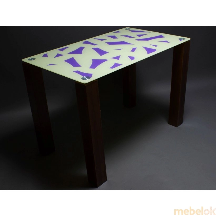 Стеклянный стол Осколки (деревянные ножки) на темном фоне