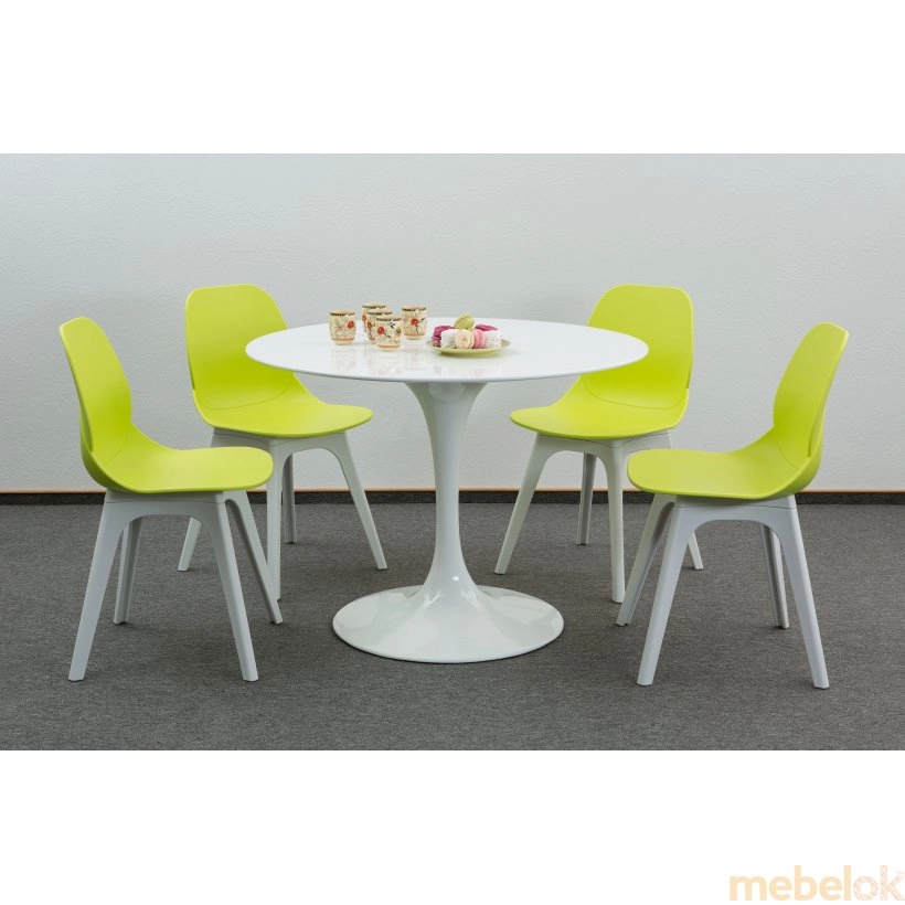 комплект стіл + стілець з виглядом в обстановці (Комплект стіл TULIP+5 стільців APPLE)
