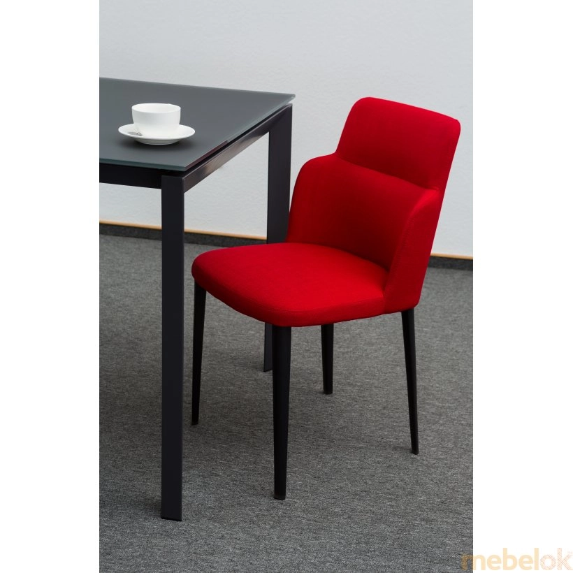 стул с видом в обстановке (Стул из ткани BATTERFLY красный)