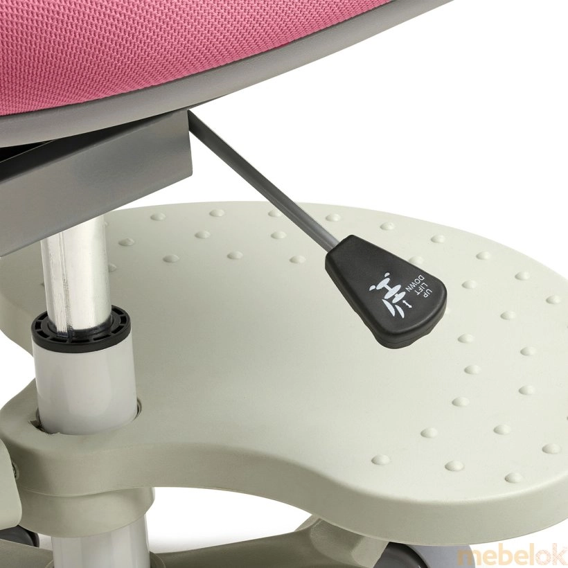  с видом в обстановке (Детское ортопедическое кресло Cubby Paeonia Pink с подлокотниками)