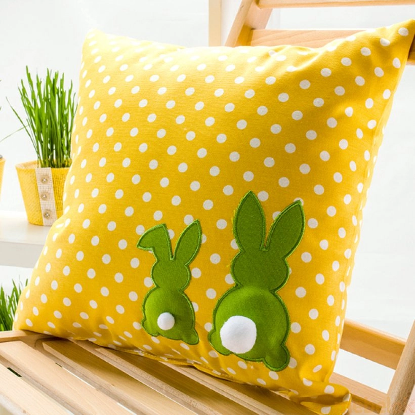 подушка з виглядом в обстановці (Подушка декоративна з вишивкою зайчик жовтий)