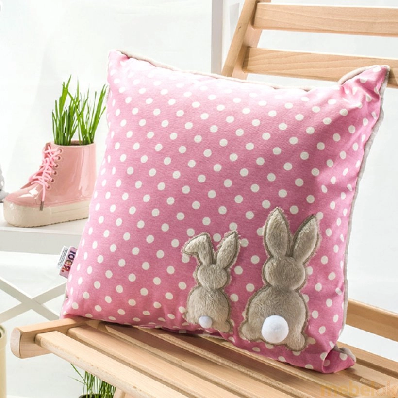 подушка з виглядом в обстановці (Подушка декоративна з вишивкою зайчик рожевий)