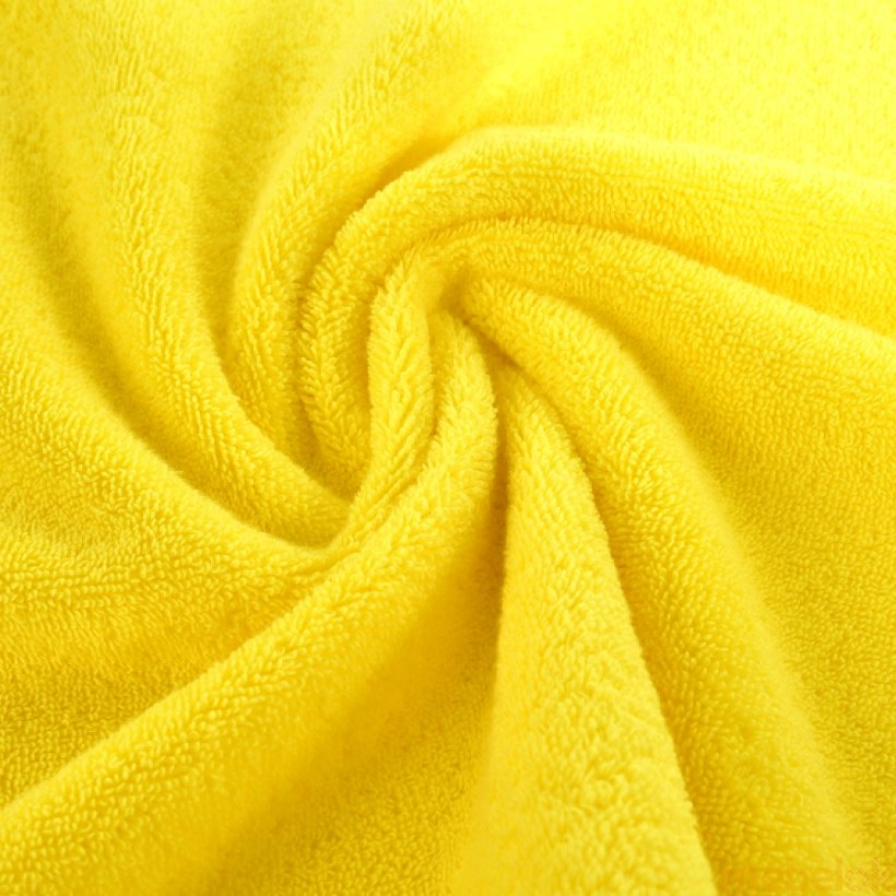 полотенце с видом в обстановке (Махровое полотенце Aqua Fiber Premium 50x90 желтый)