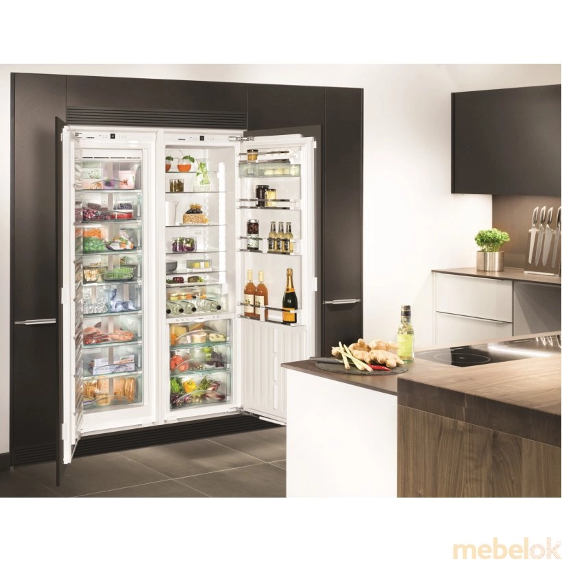холодильник с видом в обстановке (Встраиваемый холодильник Liebherr SBS 70I4 22 001)