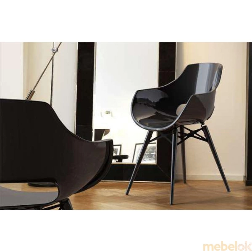 стул с видом в обстановке (Кресло Opal-Wox прозрачно-оранжевое, рама лакированный бук венге)