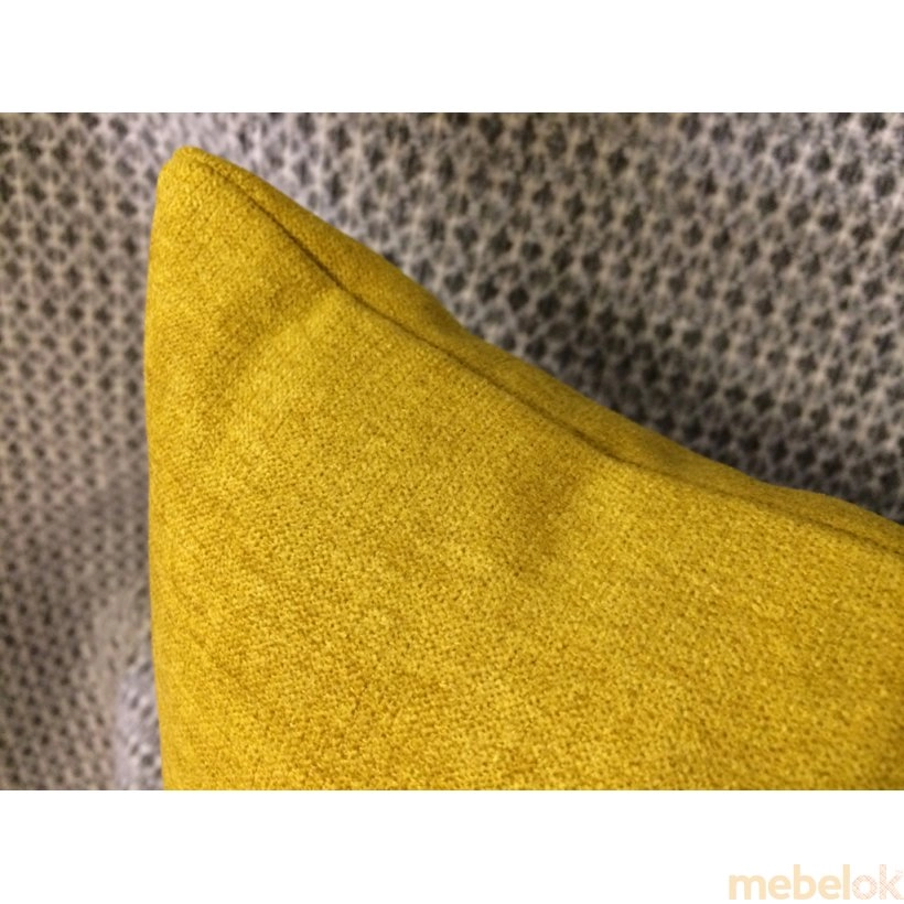 подушку с видом в обстановке (Декоративная подушка желтая Дональд Дак)