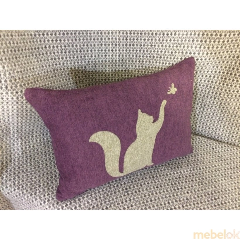 Декоративная подушка фиолетовая Котенок с другого ракурса