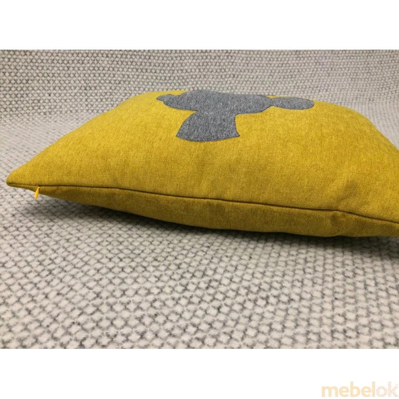 подушку с видом в обстановке (Декоративная подушка желтая Микки Маус)