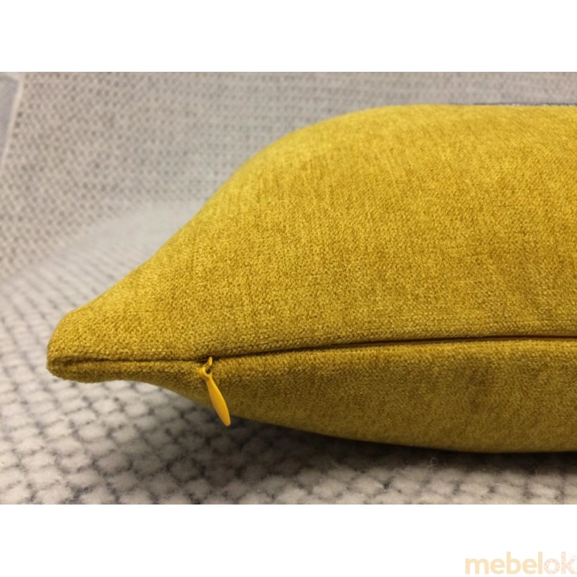 Декоративная подушка желтая Микки Маус с другого ракурса