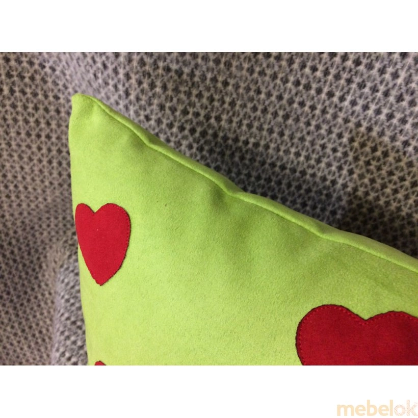 подушку с видом в обстановке (Декоративная подушка салатовая Сердечки)