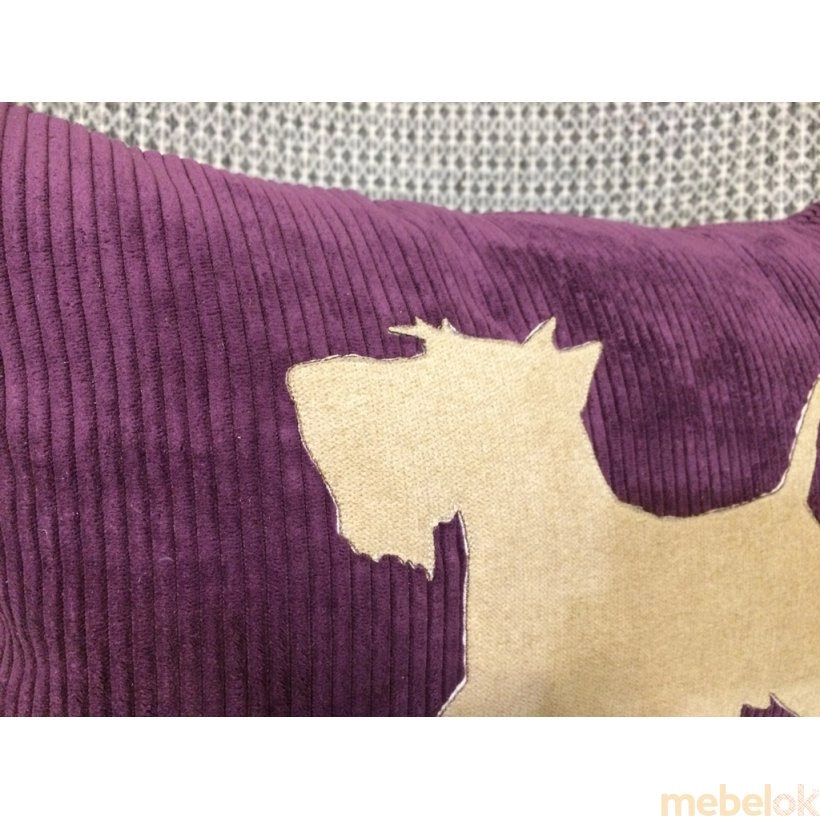 Декоративная подушка фиолетовая Щенок с другого ракурса