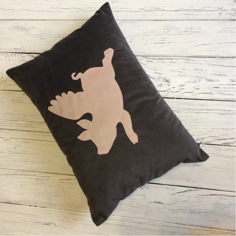 Декоративна подушка Свинка коричнева з іншого ракурсу