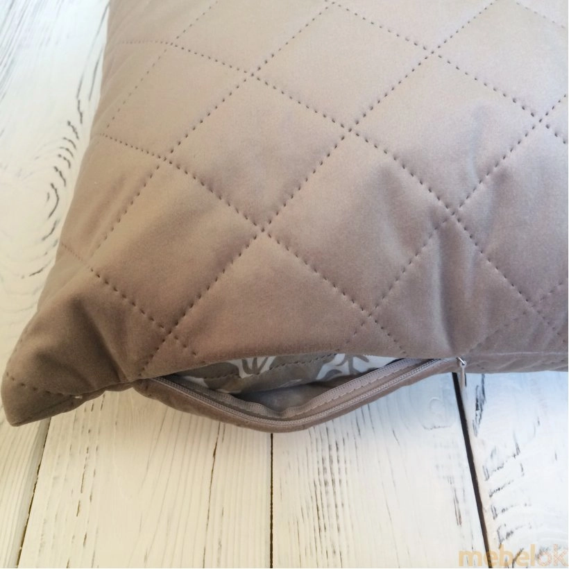 подушку с видом в обстановке (Декоративная подушка прямоугольная Бриллиант бежевая)