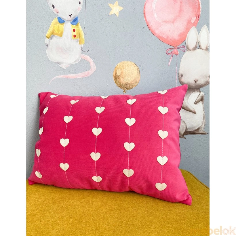 подушку с видом в обстановке (Декоративная подушка Сердечки розовая)
