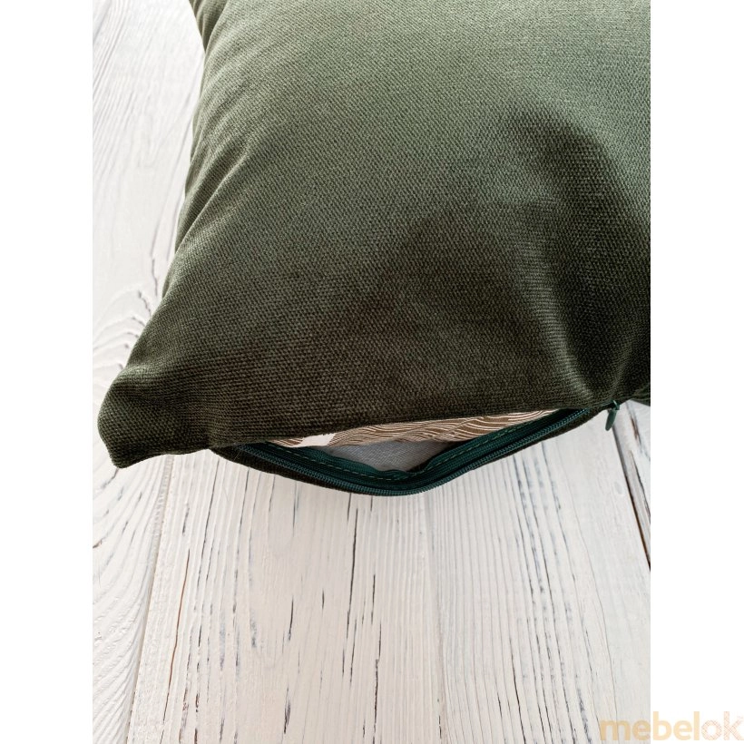 подушка з виглядом в обстановці (Декоративна подушка велюрова хакі)
