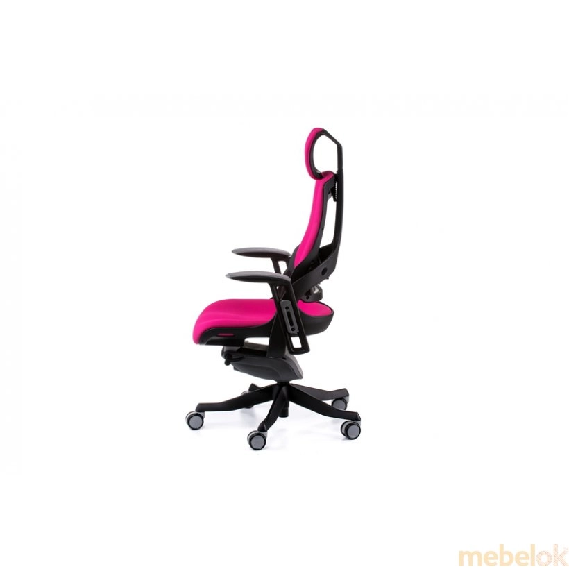 стул с видом в обстановке (Кресло офисное Wau magenta fabric)