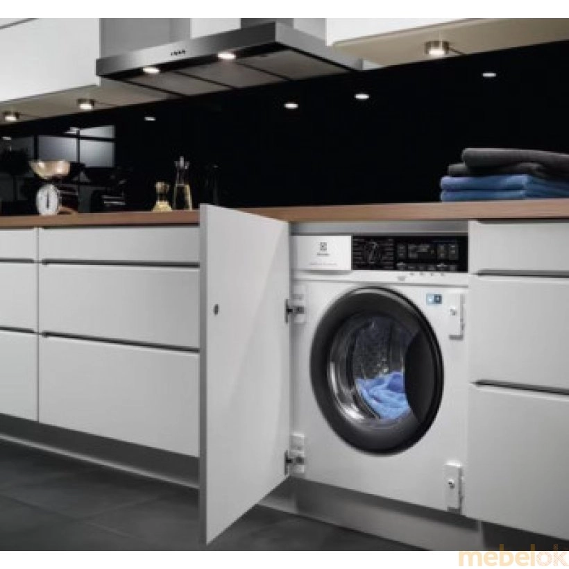 пральну машину з виглядом в обстановці (Пральна-сушильна машина, що вбудовується Electrolux PerfectCare 700 EW7W368SIU)