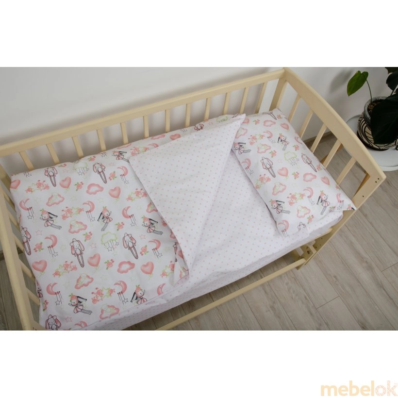 набор текстиля для детской кроватки, коляски с видом в обстановке (Комплект детского постельного белья 1-3 года Нежная мечта)