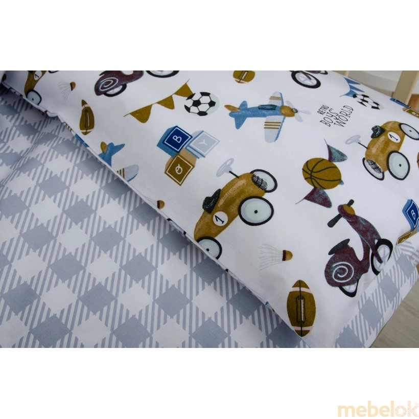 набор текстиля для детской кроватки, коляски с видом в обстановке (Комплект детского постельного белья 1-3 года Ретро тачки)
