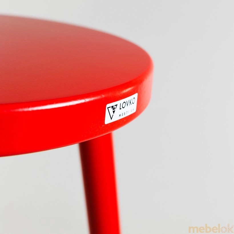 стул с видом в обстановке (Стул барный №3 RAL (красный цвет под заказ))