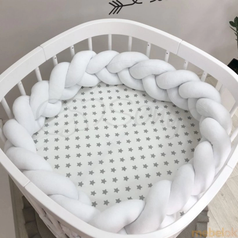 набор текстиля для детской кроватки, коляски с видом в обстановке (Коса белый)