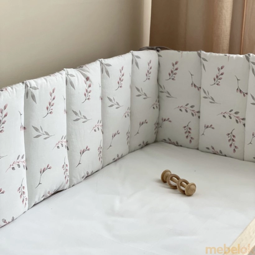 набір текстилю для дитячого ліжечка, коляски з виглядом в обстановці (Фенс бортик Гілочки котики пудра)