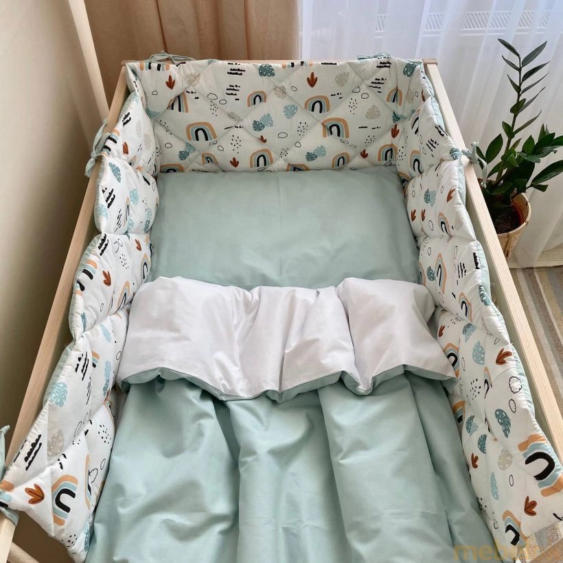гарнітур постільної білизни з виглядом в обстановці (Комплект для ліжечка Baby Dream Веселки)