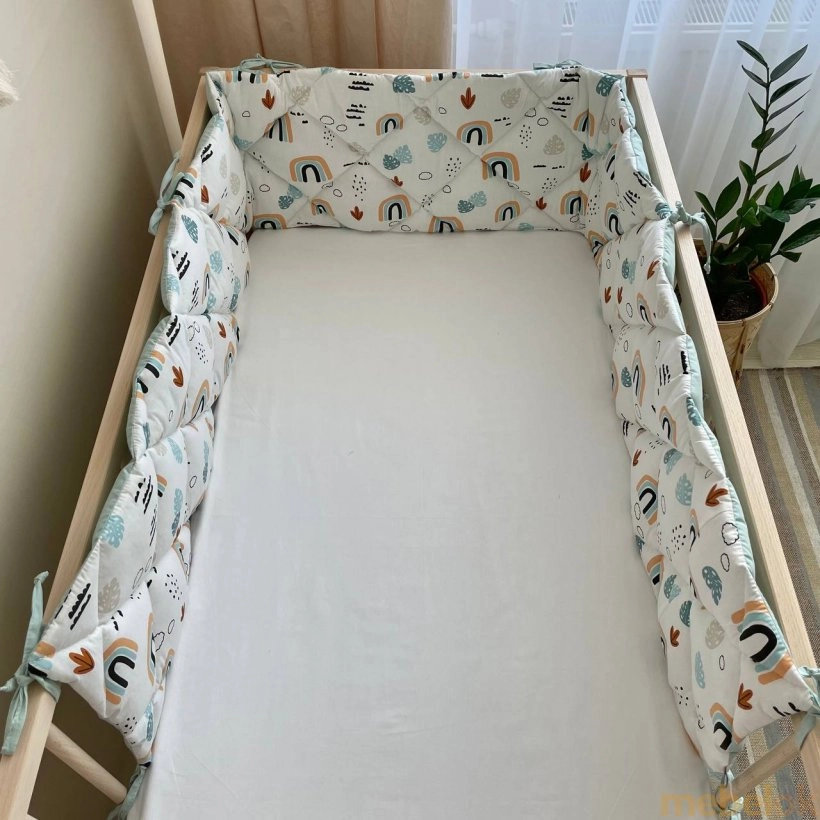 набір текстилю для дитячого ліжечка, коляски з виглядом в обстановці (Бортик стьобаний на три сторони Веселки)