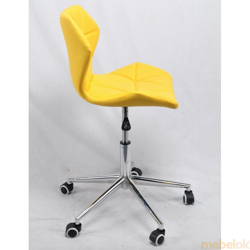 стул с видом в обстановке (Стул TORINO Modern Office ЭК желтый 1006)