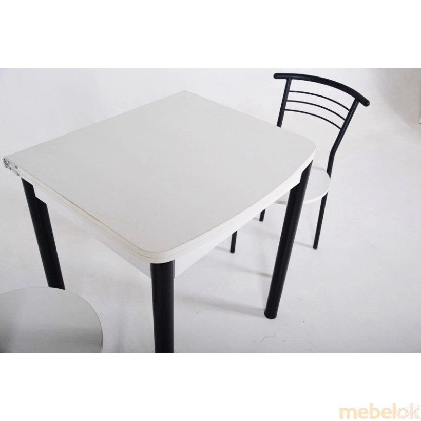 комплект стіл + стілець з виглядом в обстановці (Комплект овалі стіл розкладний і 3 стільці чорний / білий)