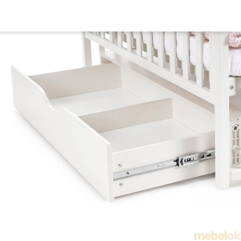 кровать с видом в обстановке (Кроватка Соня ЛД14 белая с маятниковым механизмом и ящиком)