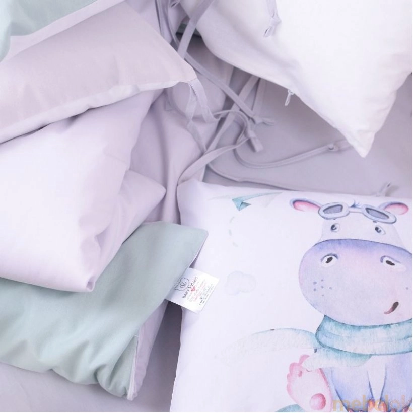 набор текстиля для детской кроватки, коляски с видом в обстановке (Комплект постельного белья Hippo 6 единиц)