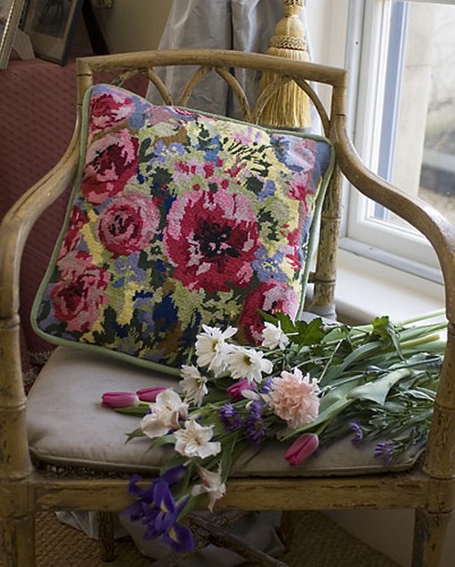 Подушка з квітковим орнаментом
