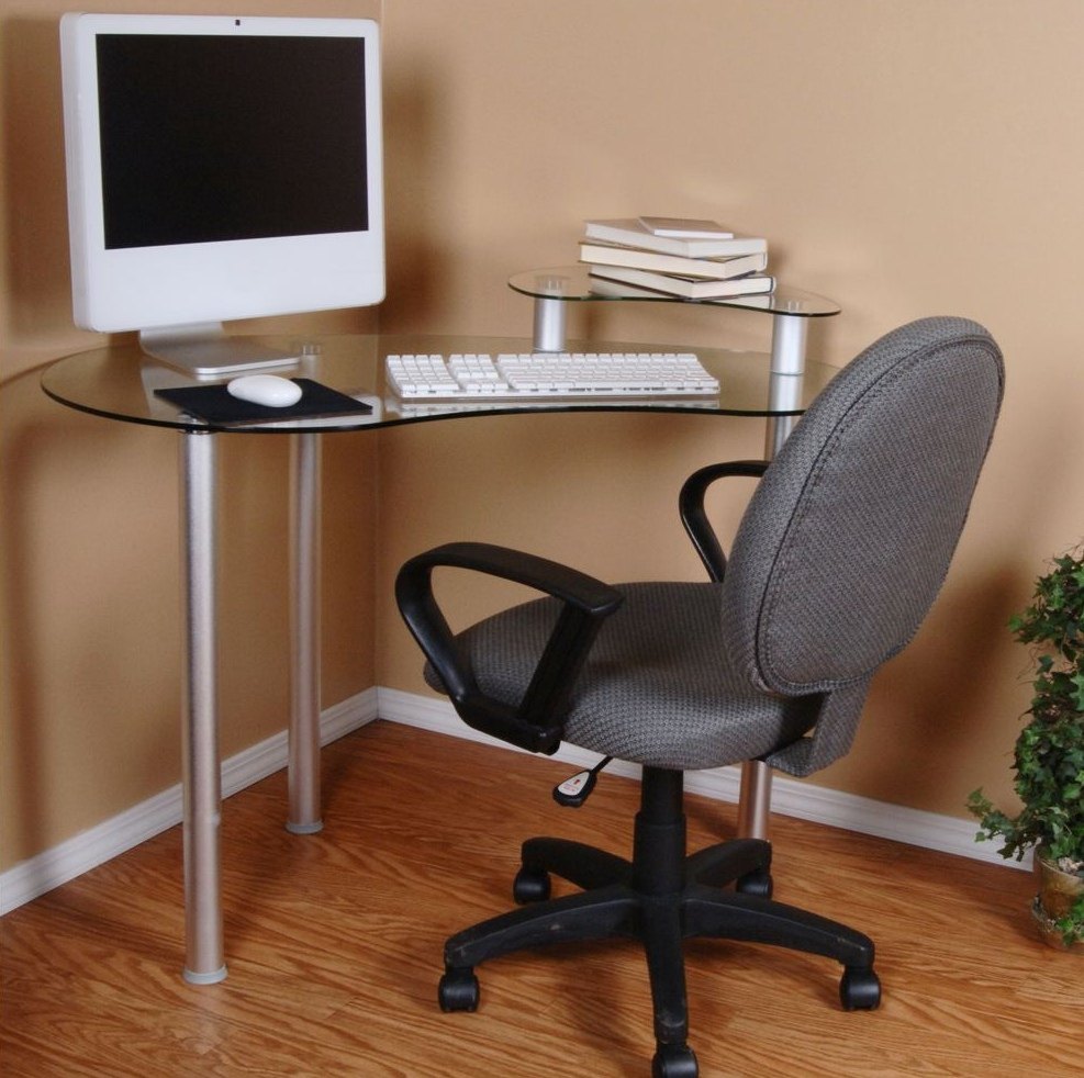 Компьютерный стол с креслом