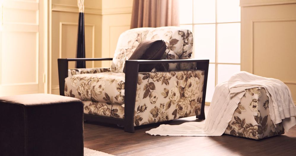 Кресло-кровать в гостиной